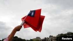 台湾民众在台北参加国庆庆祝活动时挥舞台湾旗帜。(2018年10月10日)