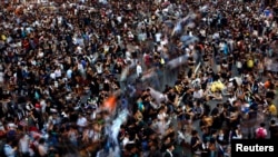 香港人聚集在香港政府总部外面,堵塞了香港金融区的大街