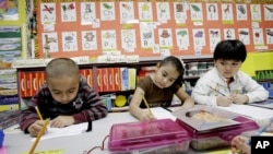 美国得克萨斯州一所小学英语-西班牙语双语系统下的学前班孩子。(资料照)