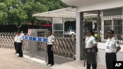 资料照片:中国上海一所学校发生持刀攻击后,保安人员把守学校入口。(2018年6月28日)