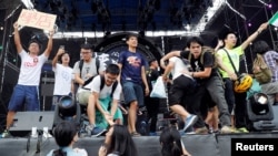 在台湾大学校园举办的“中国新歌声”演唱会上,有学生登上舞台抗议,其中有人拿着主张台独的旗子(2017年9月24日)