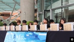 香港理工大学学生会周年大选候人回答学生选民问题 (美国之音记者申华拍摄)