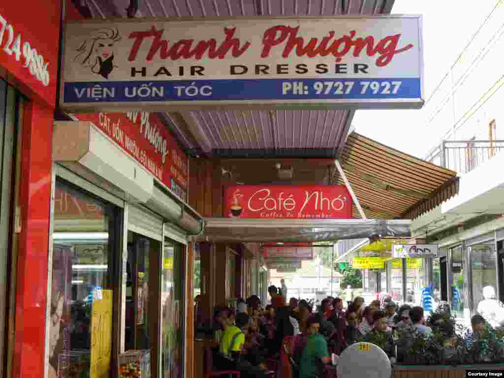 Quán cà phê Nhớ trong khu Phố Việt lúc nào cũng đông khách. (Ảnh: Bùi Văn Phú)