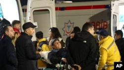 2024年12月26日,一架阿塞拜疆航空公司的飞机在哈萨克斯坦城市阿克套附近坠毁后,受伤的乘客被医疗飞机运抵阿塞拜疆巴库郊外的盖达尔阿利耶夫国际机场。