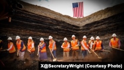 2025年7月11日,美国能源部长赖特(右五)参加拉马科布鲁克矿碳矿稀土项目的奠基仪式。