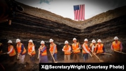 资料照片:2025年7月11日，美国能源部长赖特(右五)参加拉马科布鲁克矿碳矿稀土项目的奠基仪式。