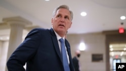 资料照片:众议院少数党领袖凯文·麦卡锡与其他共和党人开会讨论撤换众议院共和党会议主席丽兹·切尼众议员的人选。(2021年5月13日)