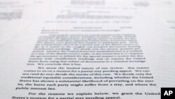 照片显示亚特兰大第11联邦巡回上诉法院判决书中的一页,这一裁决使得调查人员可以继续审查8月8日联邦调查局搜查特朗普的海湖庄园期间收走的大约100份机密文件。(2022年9月21日)