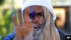 Một người dân Ai Cập tham gia vào cuộc trưng cầu dân ý bản Hiến pháp hôm thứ Bảy, 22/12/2012.