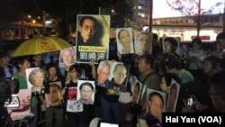 香港多个团体举行示威 呼吁习近平立即释放身诺贝尔和平奖得主刘晓波(美国之音海彦拍摄)