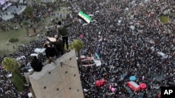 2024年12月20日,叙利亚人继续在叙利亚大马士革的伍麦叶广场庆祝巴沙尔·阿萨德政府的垮台。