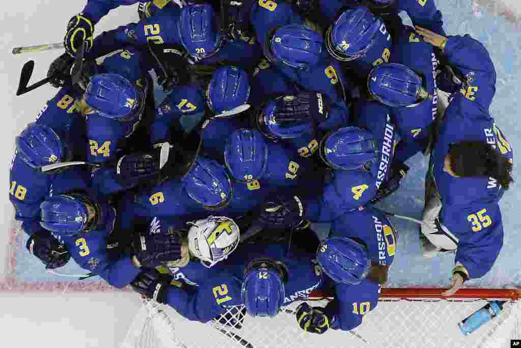 Đội tuyển khúc côn cầu nữ của Thụy Điển ăn mừng chiến thắng 4-0 trong cuộc thi đấu với đội Đức tại Thế vận hội mùa đông Sochi, ngày 11/2/2014.