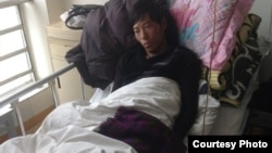 2013年9月底在比如县军警镇压时被打伤的次仁坚参在拉萨医院里(图片来自藏人行政中央官方网)