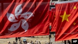 资料照:2023年10月1日中国国庆日,香港街头挂上香港特别行政区区旗和中国国旗。(美联社)