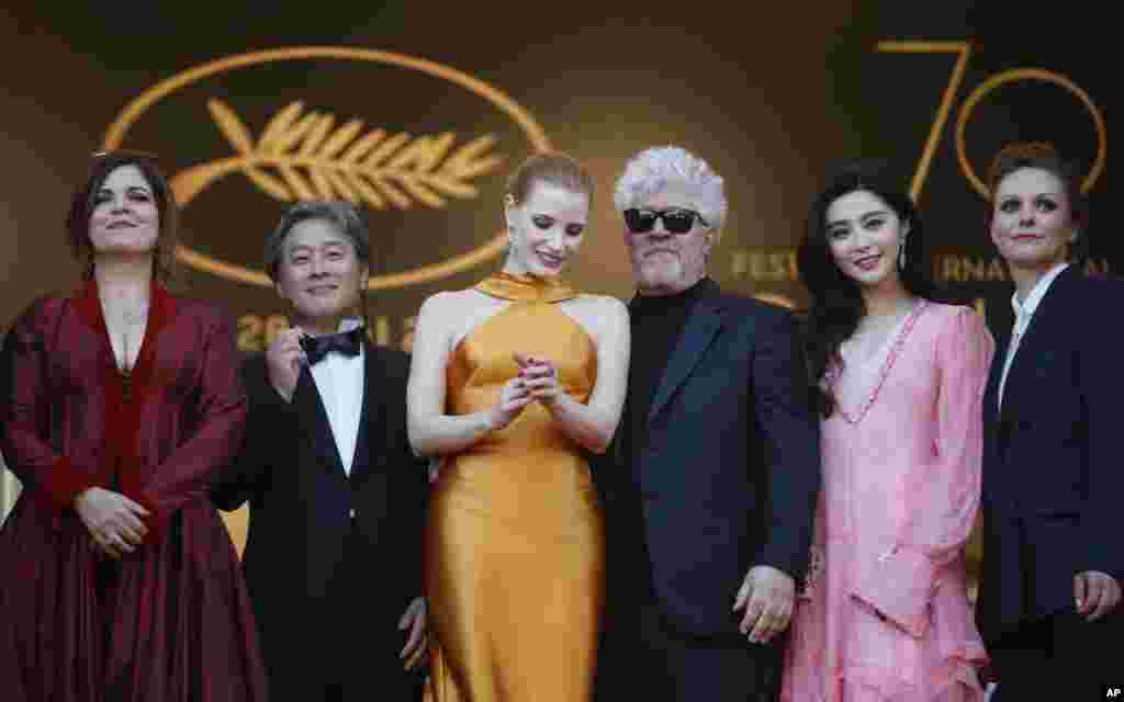 第70届戛纳国际电影节的评委,左起:法国演员艾妮丝‧夏薇依(Agnes Jaoui)\韩国导演朴赞郁、 美国演员杰西卡‧查斯坦(Jessica Chastain)、评委会主席西班牙导演佩德罗·阿莫多瓦(Pedro Almodovar)、中国演员范冰冰、德国导演玛伦‧阿德(Maren Ade)(2017年5月23日)