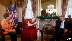 2014年3月6日,当时的国会众议院议长约翰·博纳和众议院少数党领袖南希·佩洛西在国会上与达赖喇嘛会面(资料图)