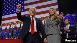 2024年11月6日,共和党总统候选人、美国前总统特朗普在夫人梅拉尼娅的陪同下出席在佛罗里达州西棕榈滩会议中心举行的选举夜集会。