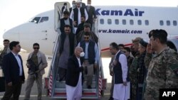 阿富汗总统办公室公布的照片显示,总统加尼抵达马扎里沙里夫,以鼓舞当地守军的士气。(2021年8月11日)