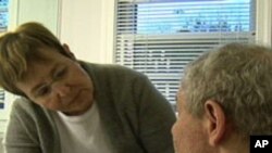 20多年前被诊断患有多发性硬化症的史蒂芬·敏茨的日常生活越来依赖妻子苏珊娜的帮助。(资料照)