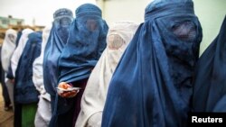 阿富汗妇女排队等候投票(2014年4月)