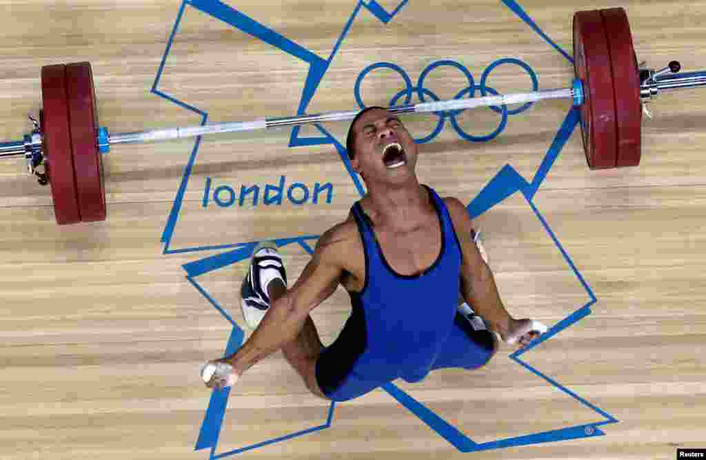 Vận động viên Manuel Minginfel người Micronesia bỏ tạ xuống trong trận thi đấu cử tạ nam hạng 62 kílô bảng B.