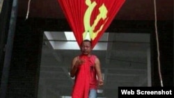 宋庄艺术家追魂2010年以中共党旗上吊的行为艺术(网络图片)