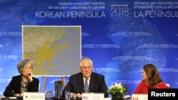 (左起)韩国外交部长康京和,美国国务卿蒂勒森和加拿大外交部长克里斯蒂安·弗里兰出席温哥华朝鲜半岛安全与稳定问题外长会议(2018年1月16日)