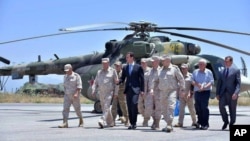 资料照片:叙利亚总统阿萨德视察叙利亚境内俄罗斯的空军基地。(2017年6月27日)