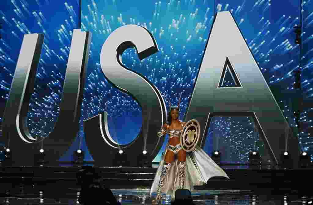 在马尼拉举行的2017年环球小姐大赛中,来自美国的选手身穿民族服装(2017年1月26日)。