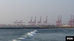 正在恢复兴建的中资科伦坡港口项目。(美国之音朱诺拍摄,2016年1月9日)