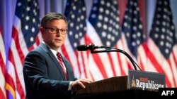 Ketua DPR Amerika Serikat Mike Johnson dalam pertemuan dengan anggota DPR dari Partai Republik dan Presiden terpilih Donald Trump di hotel Hyatt Regency di Washington, D.C., 13 November 2024. (Allison ROBBERT / POOL / AFP)