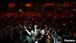 印度总理莫迪(Narendra Modi)2023年5月23日在澳大利亚总理阿尔巴尼斯(Anthony Albanese)的陪伴下在悉尼一个体育馆向民众致意。(路透社)