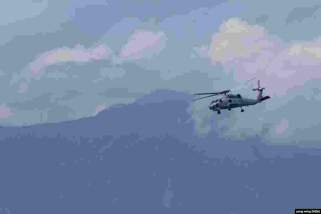 台湾总统蔡英文在海军苏澳基地视察台湾海军。（美国之音杨明拍摄）