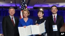 2011年湖南省委书记周强(右一)、中国人民对外友好协会副会长李小林(右二)访美时同华盛顿州州长与内布拉斯加州州长合影