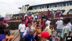 缅甸若开邦外出逃难的佛教徒 (2017年8月29日) 