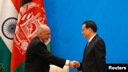 在北京举行的阿富汗问题区域会议上,中国总理李克强和阿富汗新总统阿什拉夫•加尼握手(2014年10月31日)