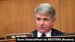资料照片：美国众议院外交委员会首席共和党成员麦考尔在一次听证会上质询证人。(2020年9月16日)