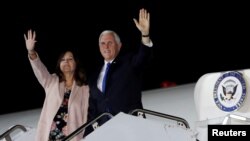 美国副总统彭斯和妻子凯伦抵达在日本东京郊外的横田美国空军基地。(2018年11月12日)