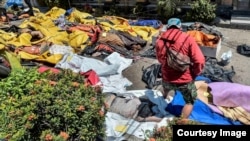 2018年9月30日印尼帕卢市一家医院外的地震与海啸遇难者尸体(Antara Photo)