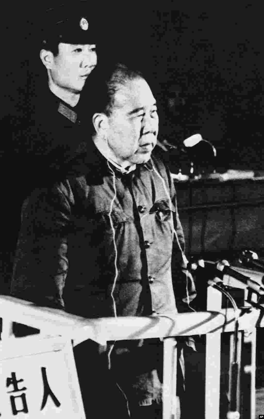 曾经担任中国军队总参谋长的黄永胜在1980年11月29日接受审判。在中共于1965年取消军衔之前,他是上将。他被看作林彪的“四大金刚”之首,受林彪连累而垮台。当局发给群众学习的批判林彪集团的资料说,黄永胜在掌权时念过一首批判秦始皇的古诗,显示他有意谋反。那首诗说“竹帛烟消帝业虚,关河空锁祖龙居。坑灰未冷山东乱,刘项原来不读书。” 谢富治曾经向毛泽东报告黄永胜对几位将军念过此诗,毛泽东闻之格外警觉, 在南巡中说:“我就不相信黄永胜就能指挥解放军,解放军就听他一个人的?有人说我是秦始皇,希望我快点死,死了他们好上台啊。”