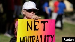 一位活动人士在加州洛杉矶参加支持网络中立的抗议集会。(资料照片)