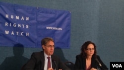 资料照片:国际组织“人权观察”执行董事肯尼思・罗斯(左)和高级国家安全法律顾问罗拉・彼特(右)2015年12月1日在《再无借口:追究中情局酷刑责任路线图》的报告发布会上。(美国之音莫雨拍摄)