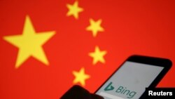 在中国国旗的背景下一只显示微软Bing标志的手机。(2019年1月24日)
