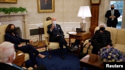 拜登总统和卡玛拉·哈里斯副总统在白宫椭圆形办公室会晤商界领袖。（路透社）