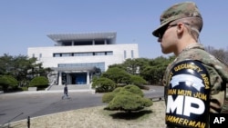 一名美军士兵守卫着位于南北韩非军事区板门店韩国一侧的和平之家 (2018年4月18日)