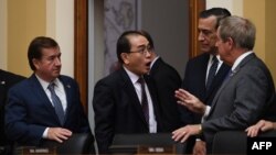 前朝鲜外交官太永浩(中)出席美众院外委会听证会