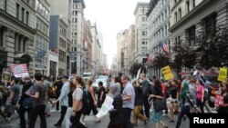 Dân chúng tuần hành qua đại lộ 5 ở New York, trong một cuộc biểu tình chống lệnh cấm du hành hạn chế của Tổng Thống Trump đã được Tối cao Pháp viện Mỹ cho phép thực thi. Ảnh REUTERS/ Joe Penney, ngày 29/6/2017.