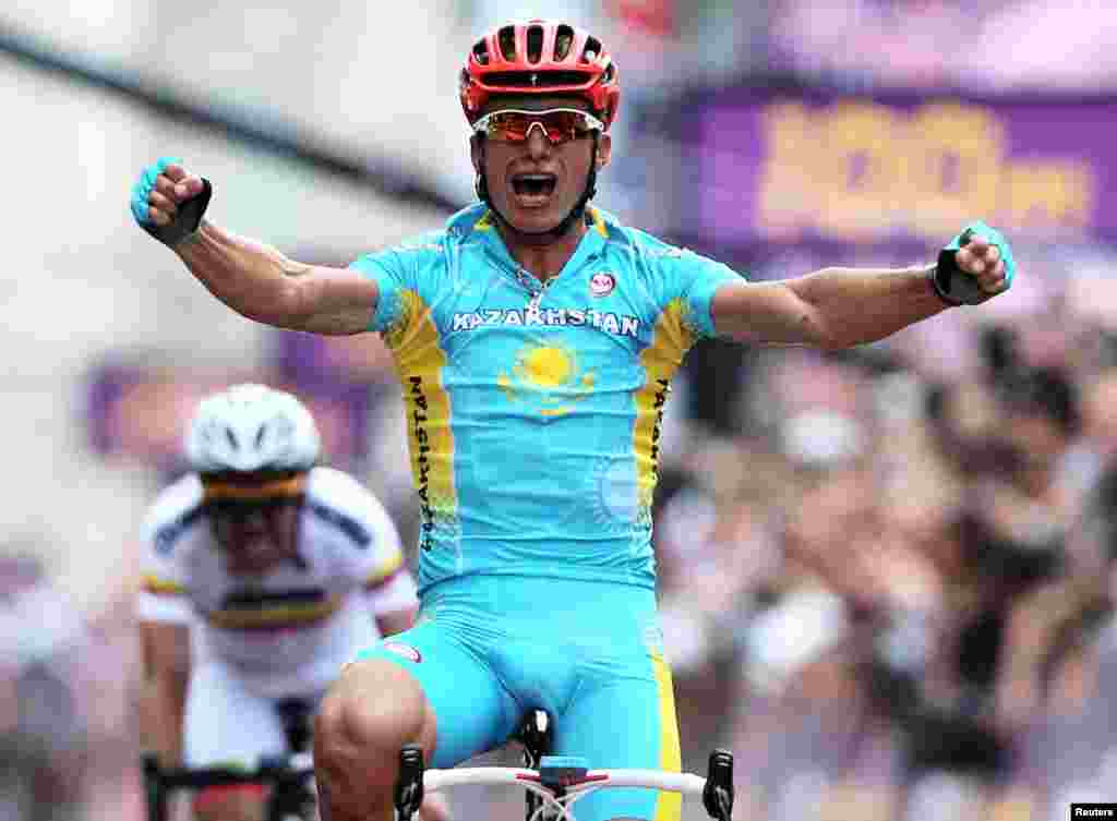 Alexandr Vinokurov của Kazakhstan reo hò khi đoạt huy chương vàng xe đạp đường trường nam, 28/7/2012.