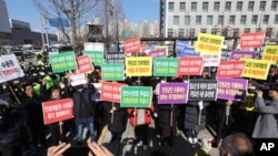 韩国民众举行集会反对政府隔离从中国武汉撤回的韩国侨民的决定。(2020年1月30日)