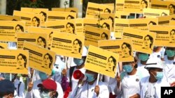 医学院学生手举昂山素季画像在曼德勒街头游行(2月26日)